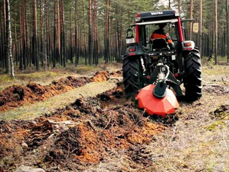 Bilden visar en traktor med att påkopplat markberedningsaggregat