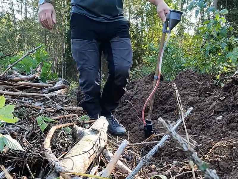 Bilden visar såddarbete med UOT-HS sårör i en markberedd fåra.